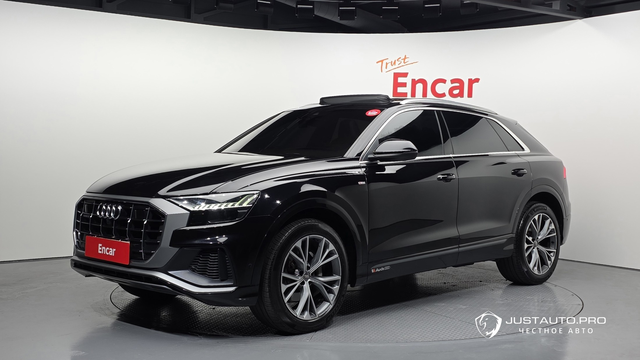 Автомобиль Audi Q8