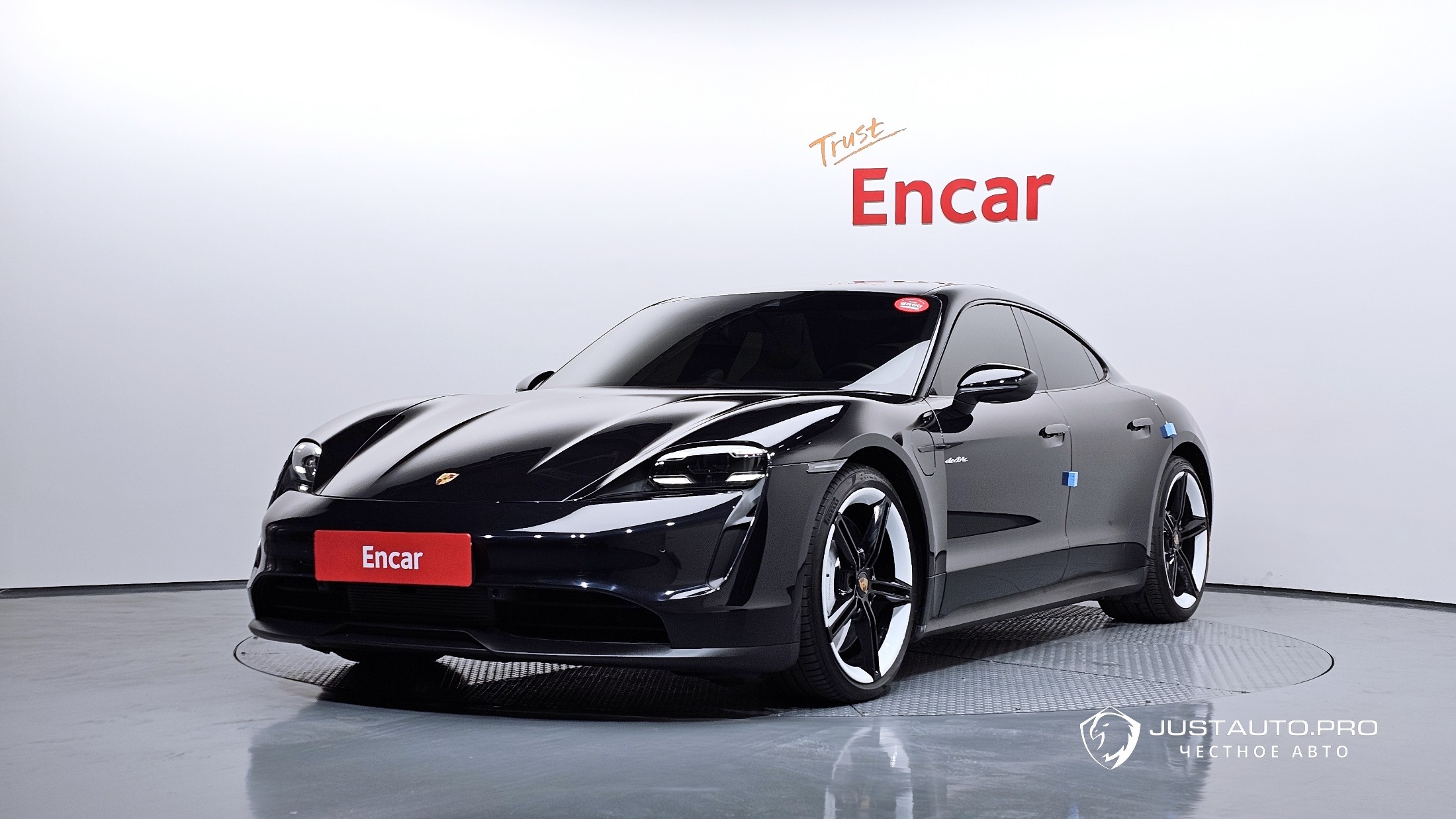 Автомобиль Porsche Taycan