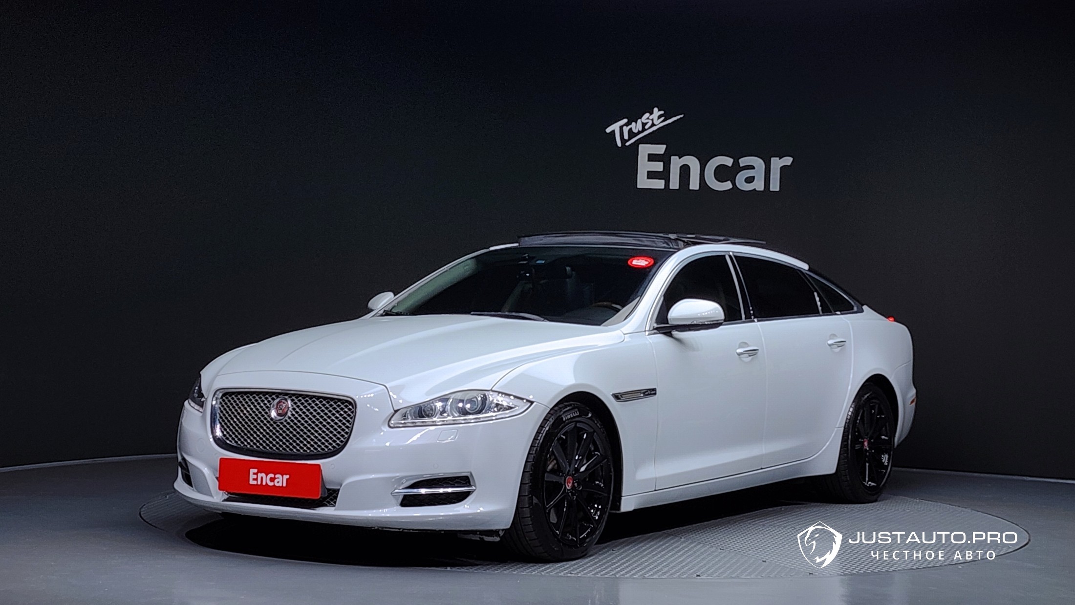 Автомобиль Jaguar XJ