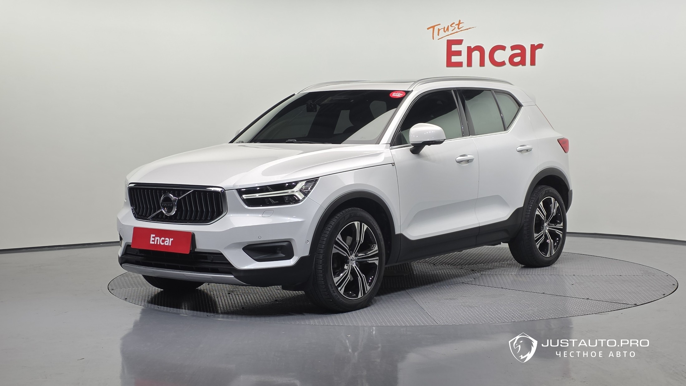 Автомобиль Volvo XC40