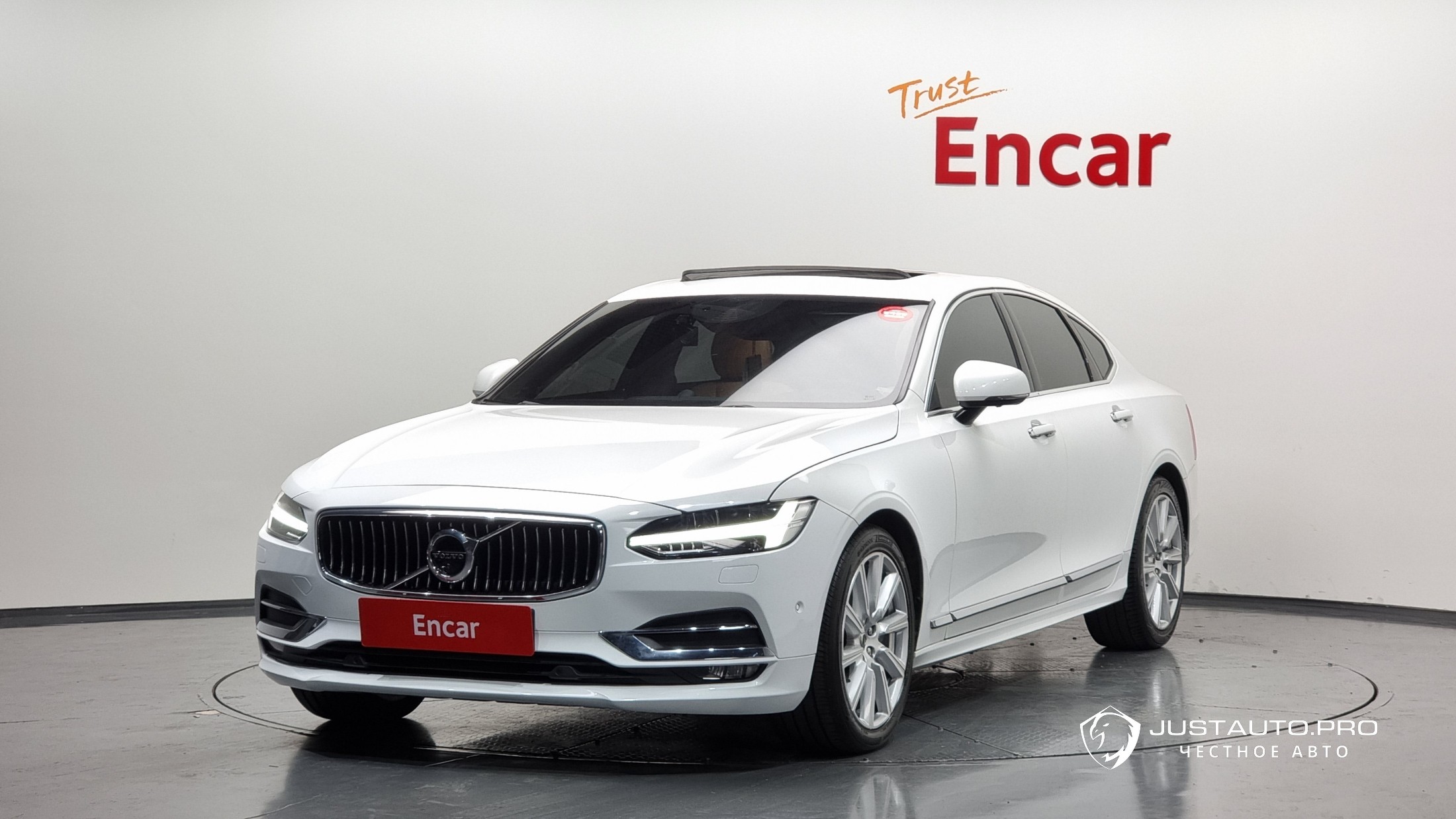 Автомобиль Volvo S90