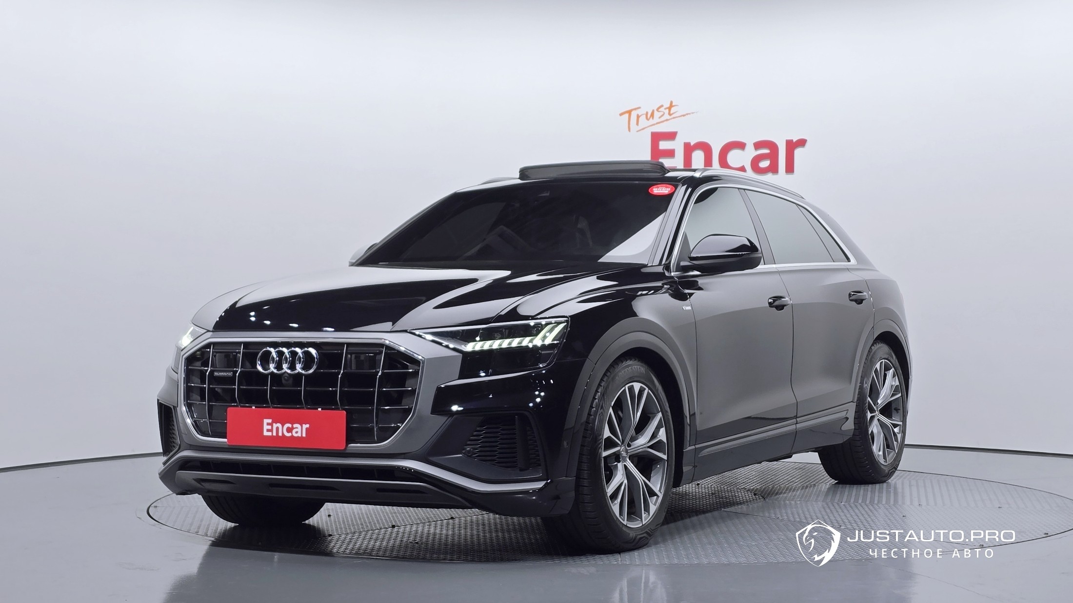 Автомобиль Audi Q8