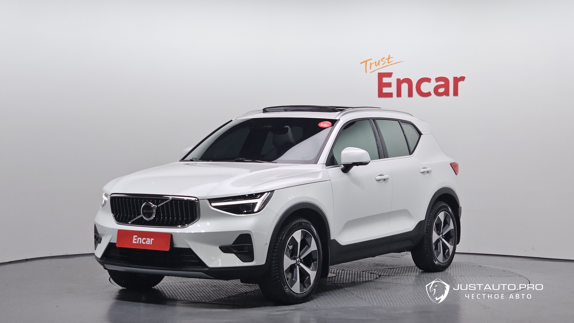 Автомобиль Volvo XC40