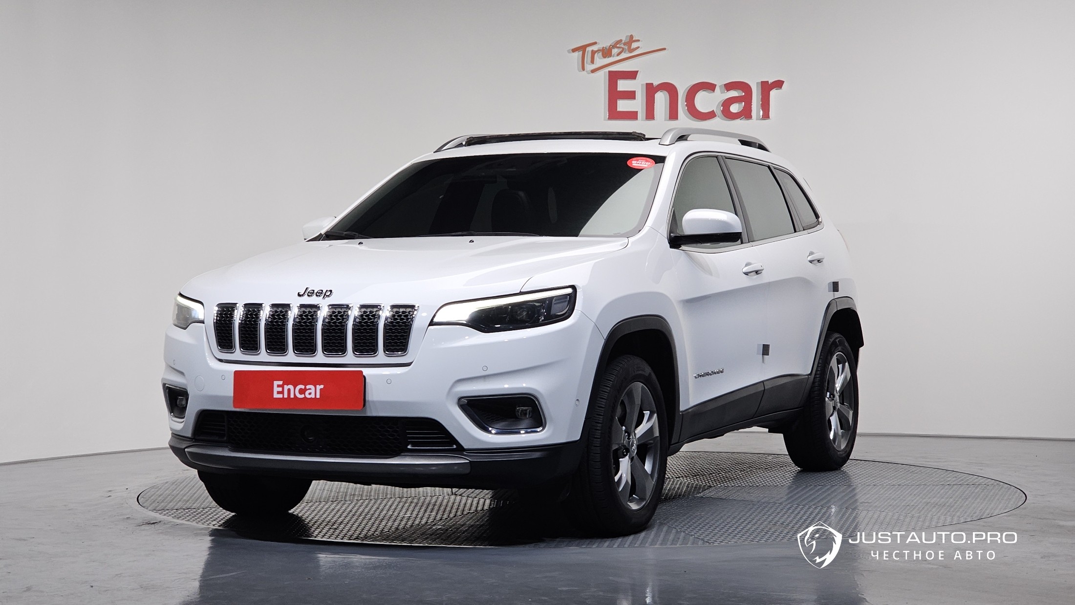 Автомобиль Jeep Cherokee