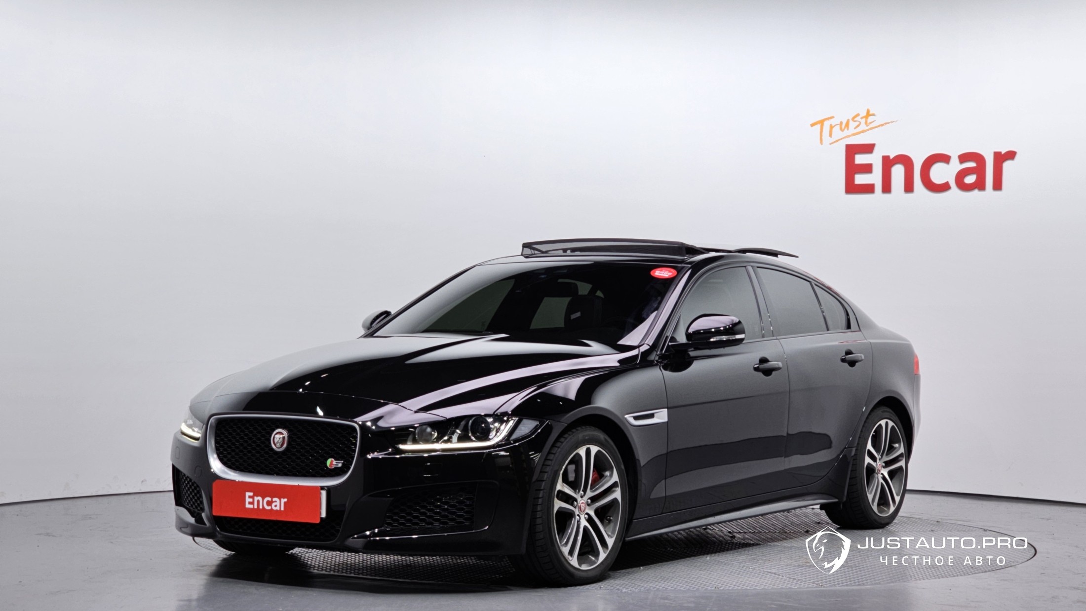 Автомобиль Jaguar XE