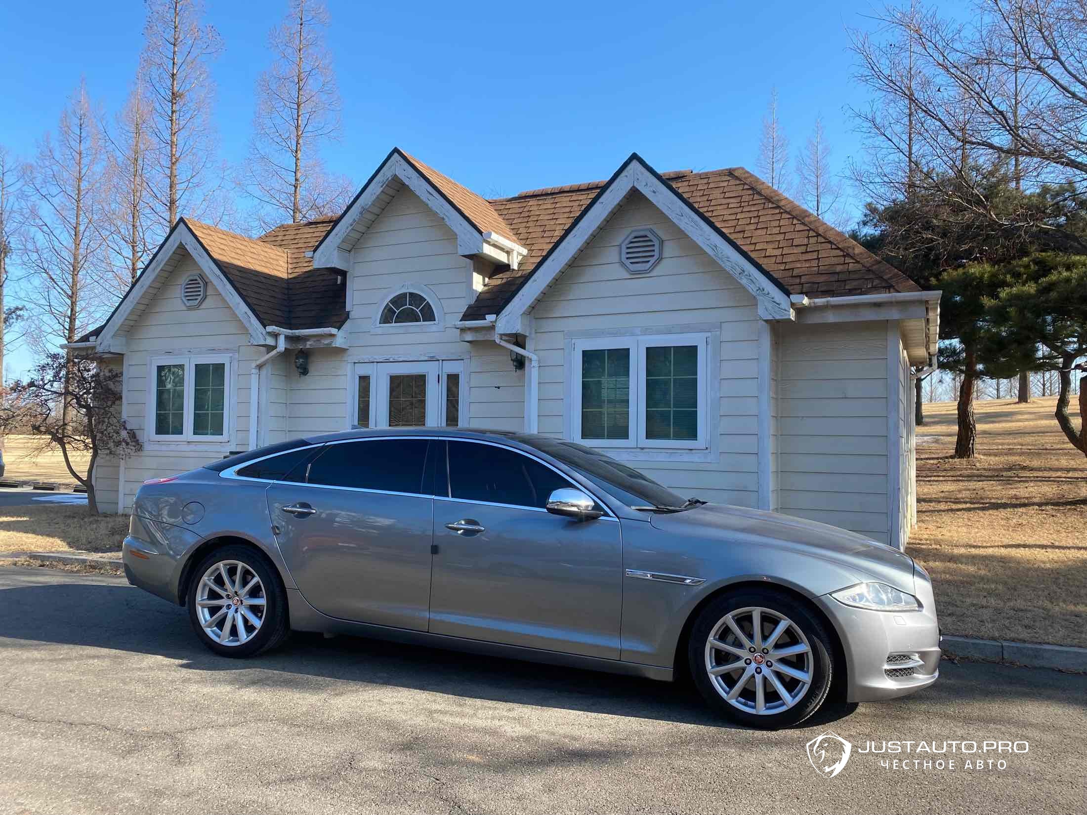 Автомобиль Jaguar XJ