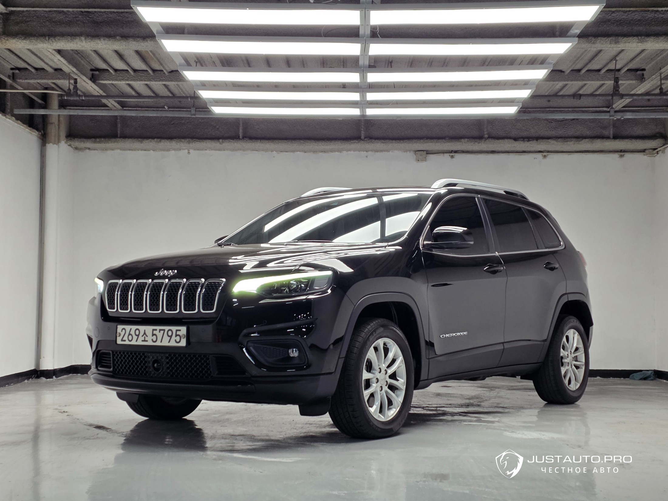 Автомобиль Jeep Cherokee