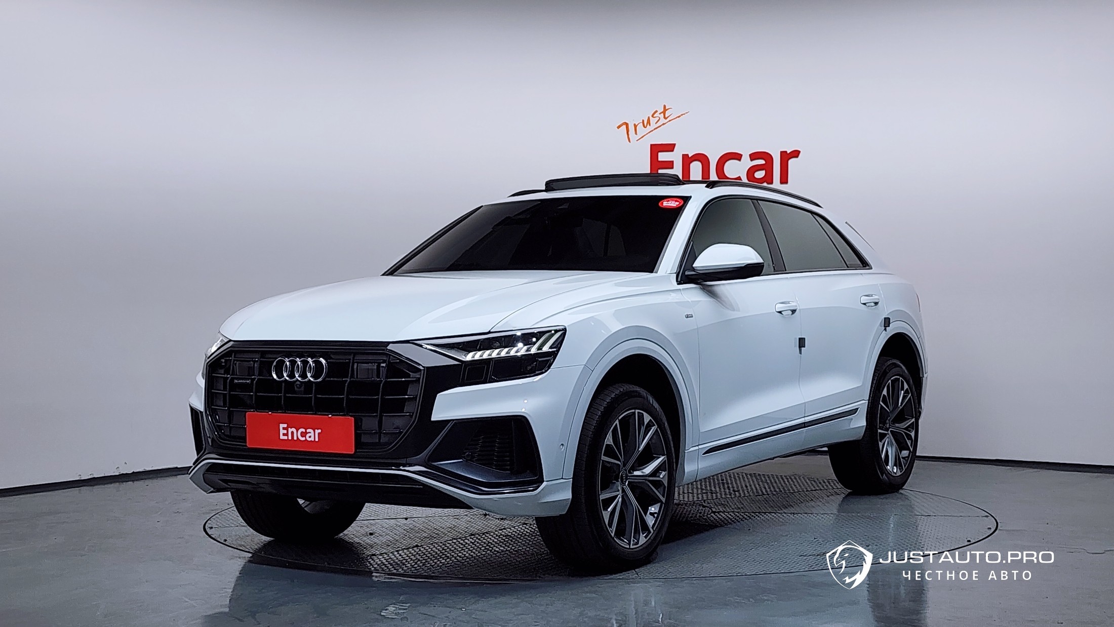 Автомобиль Audi Q8