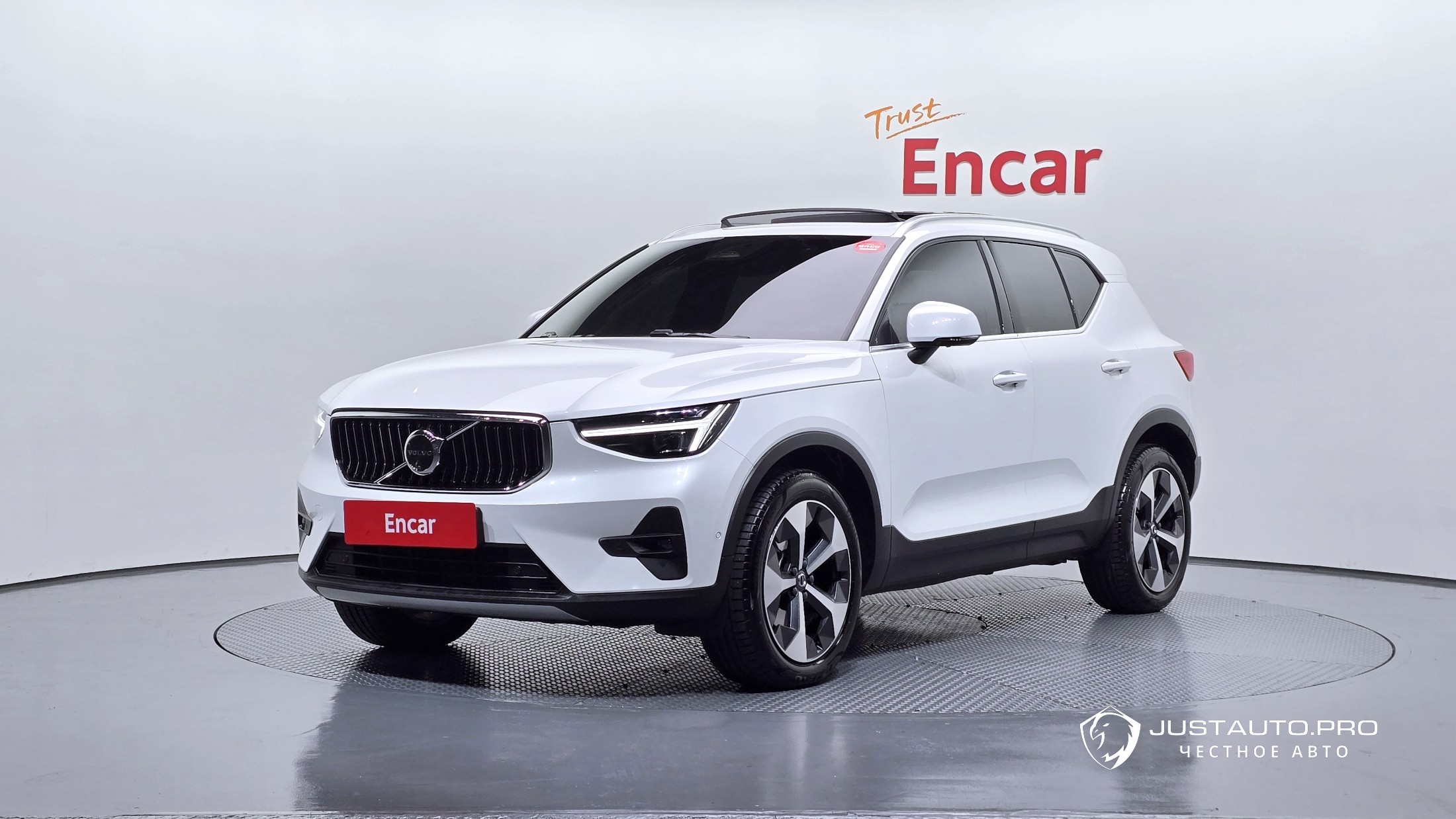 Автомобиль Volvo XC40