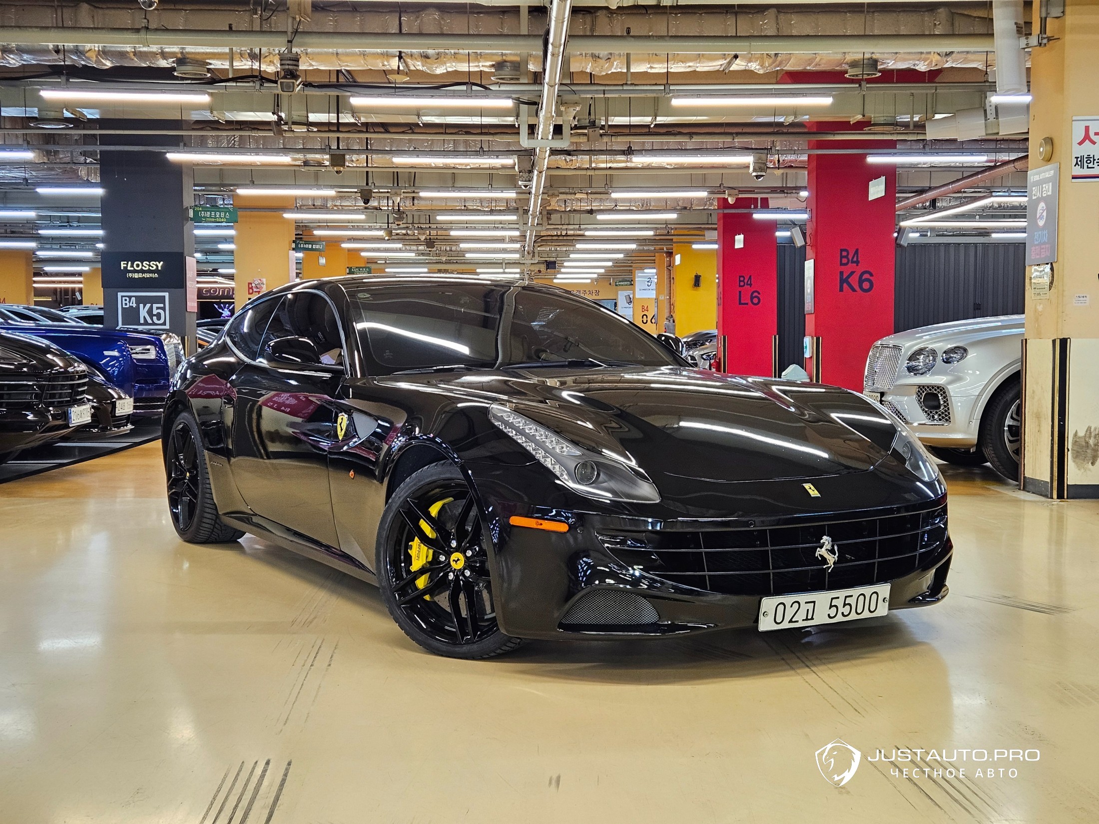Автомобиль Ferrari FF