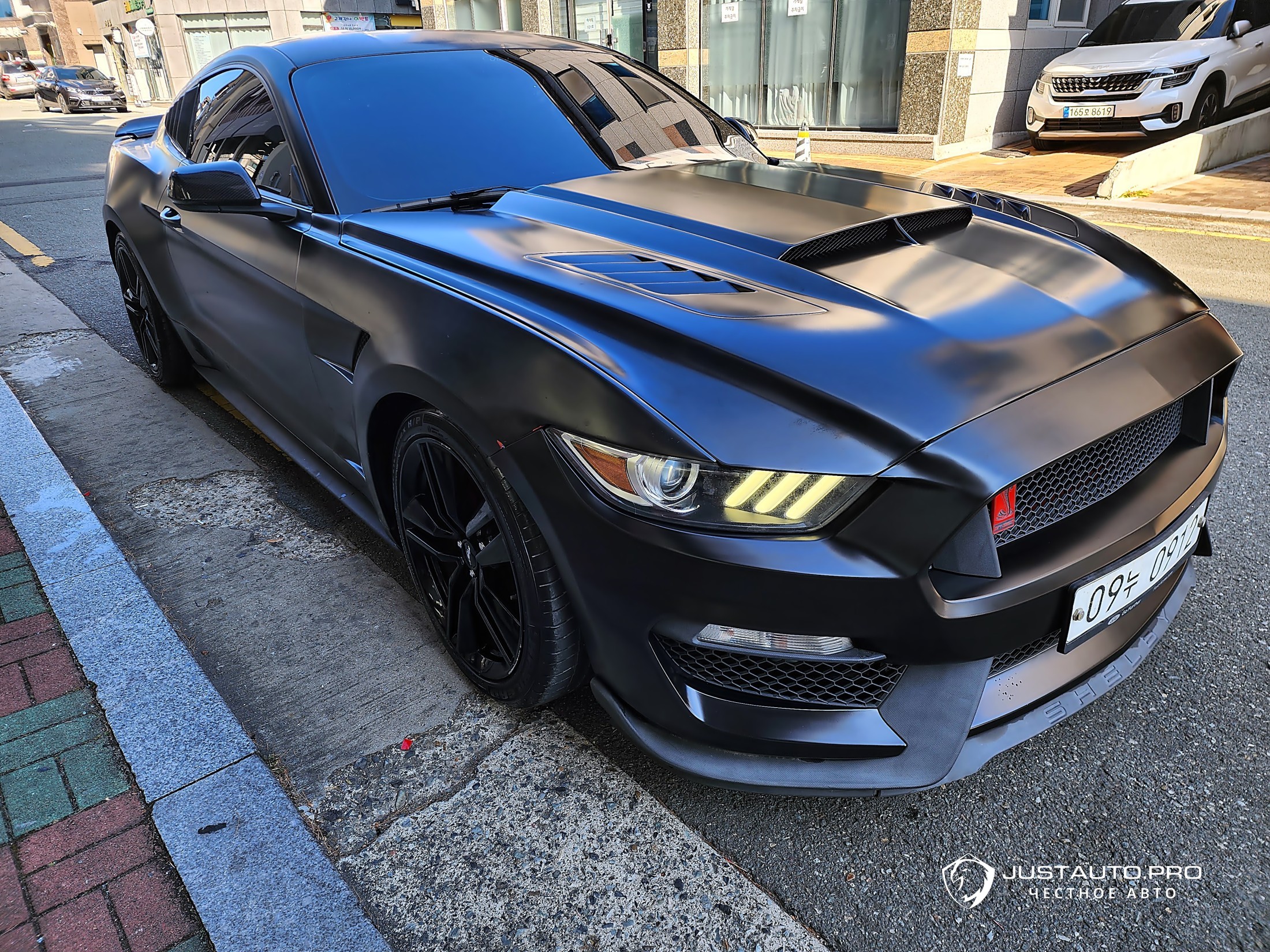 Автомобиль Ford Mustang