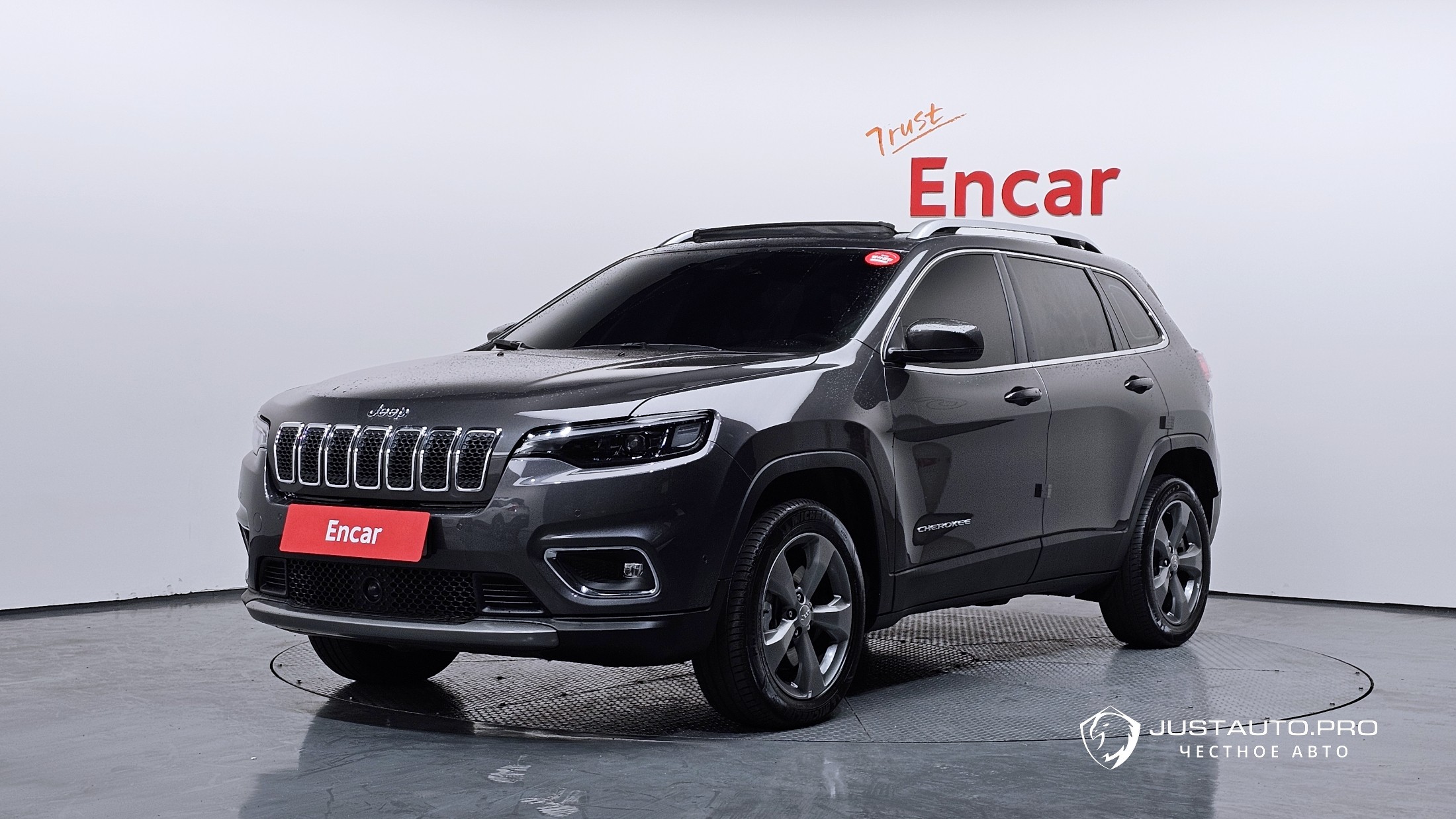 Автомобиль Jeep Cherokee