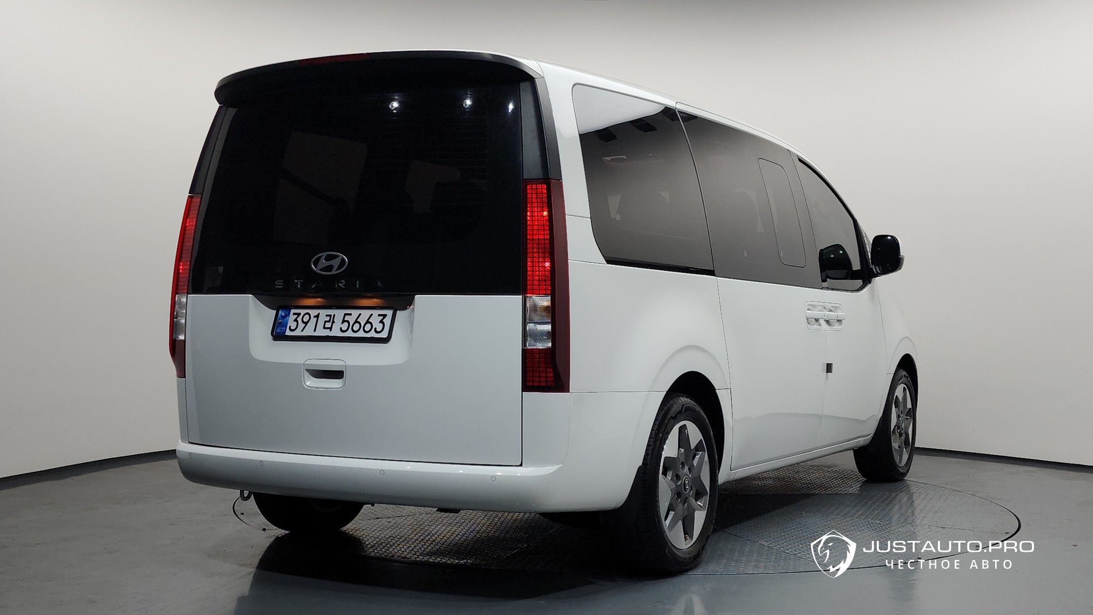 Автомобиль Hyundai Staria