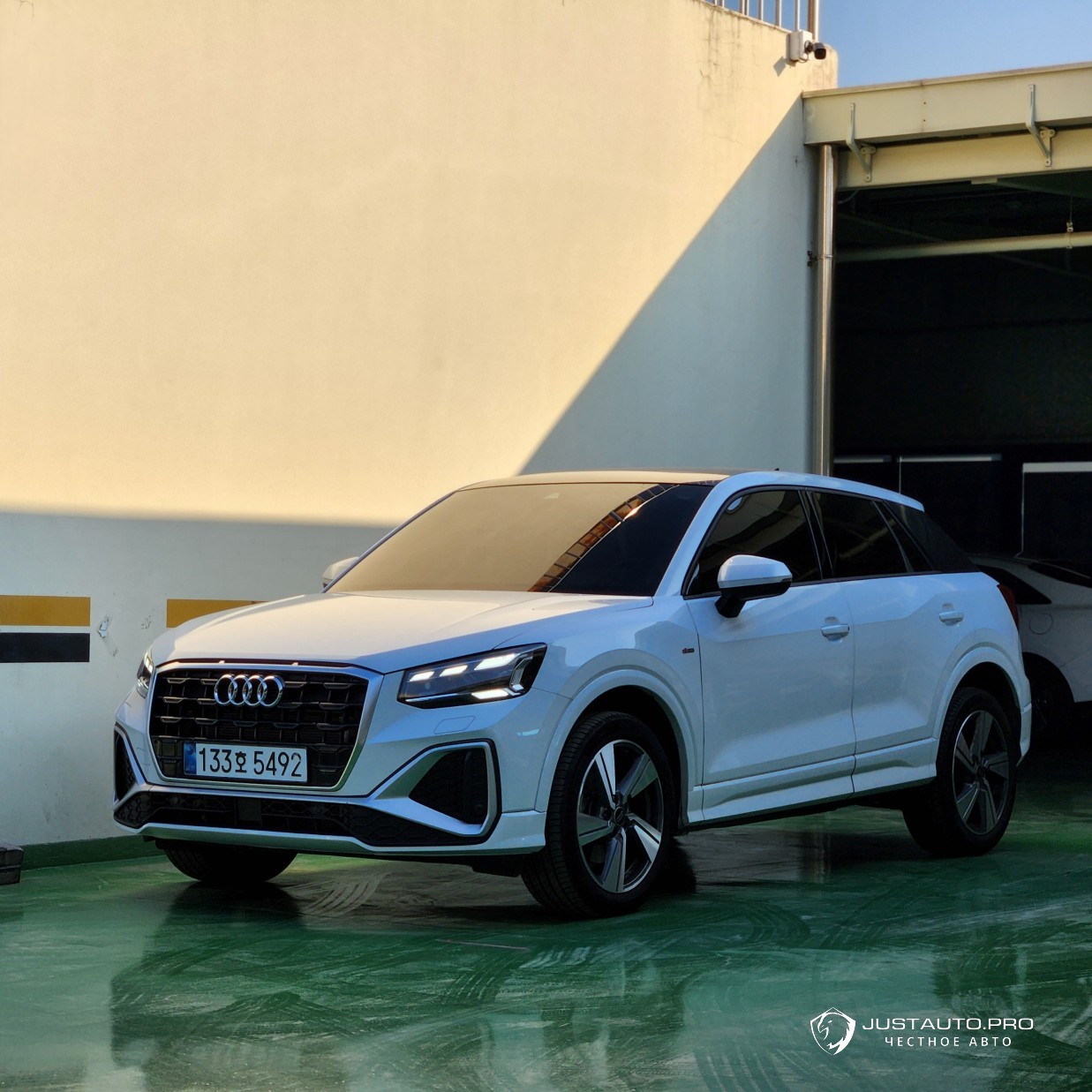 Автомобиль Audi Q2