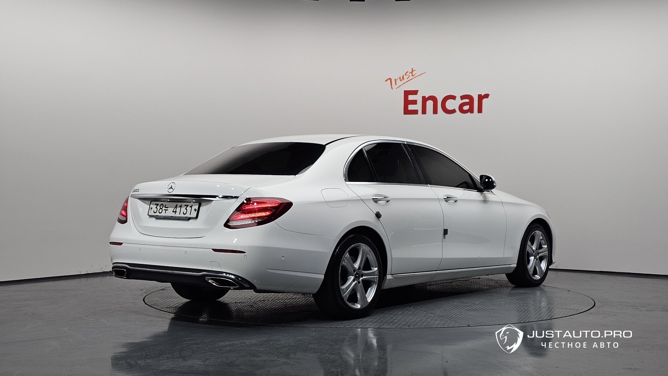 Автомобиль Mercedes-Benz E-Class