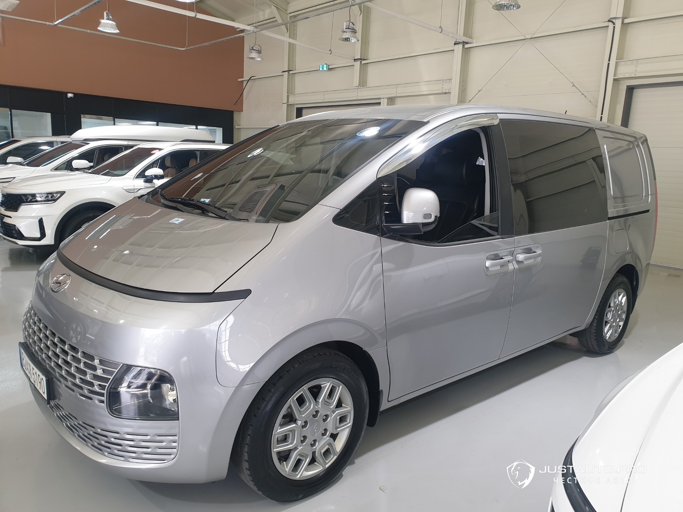 Автомобиль Hyundai Staria