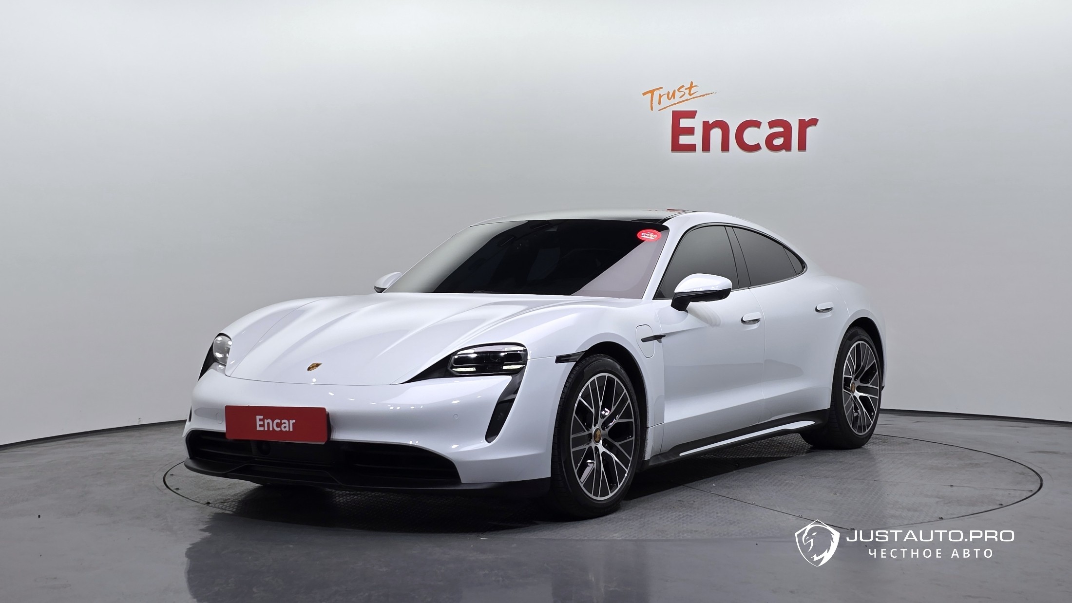 Автомобиль Porsche Taycan