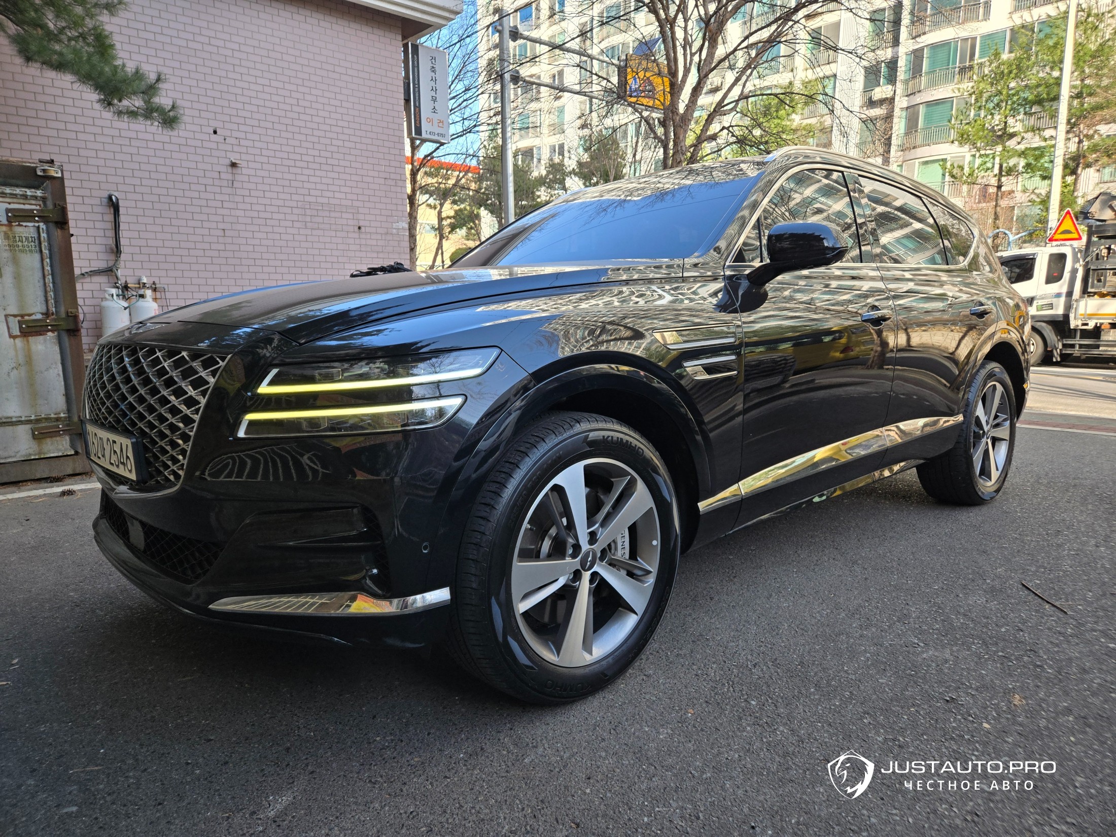 Автомобиль Genesis GV80