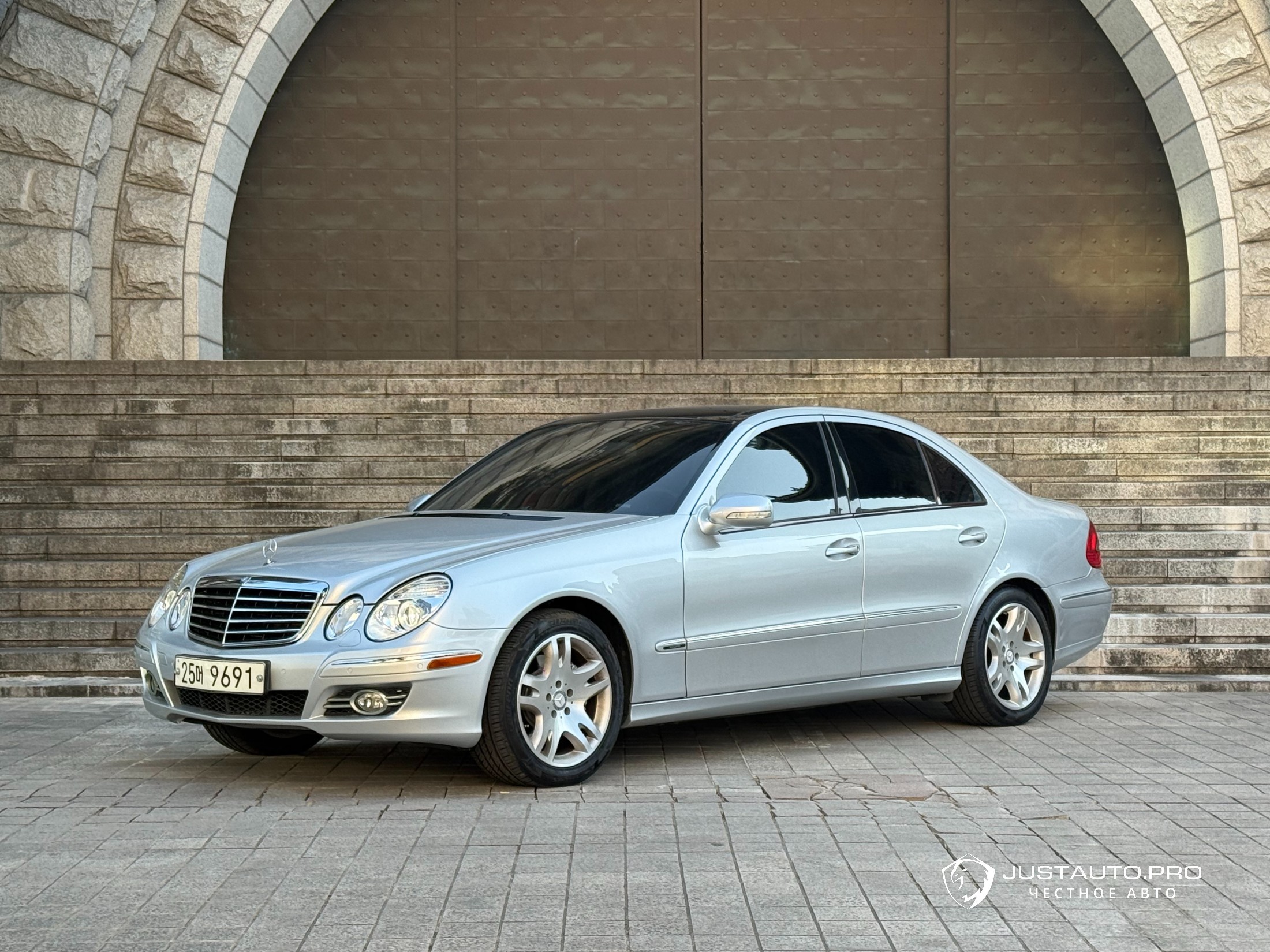 Автомобиль Mercedes-Benz E-Class