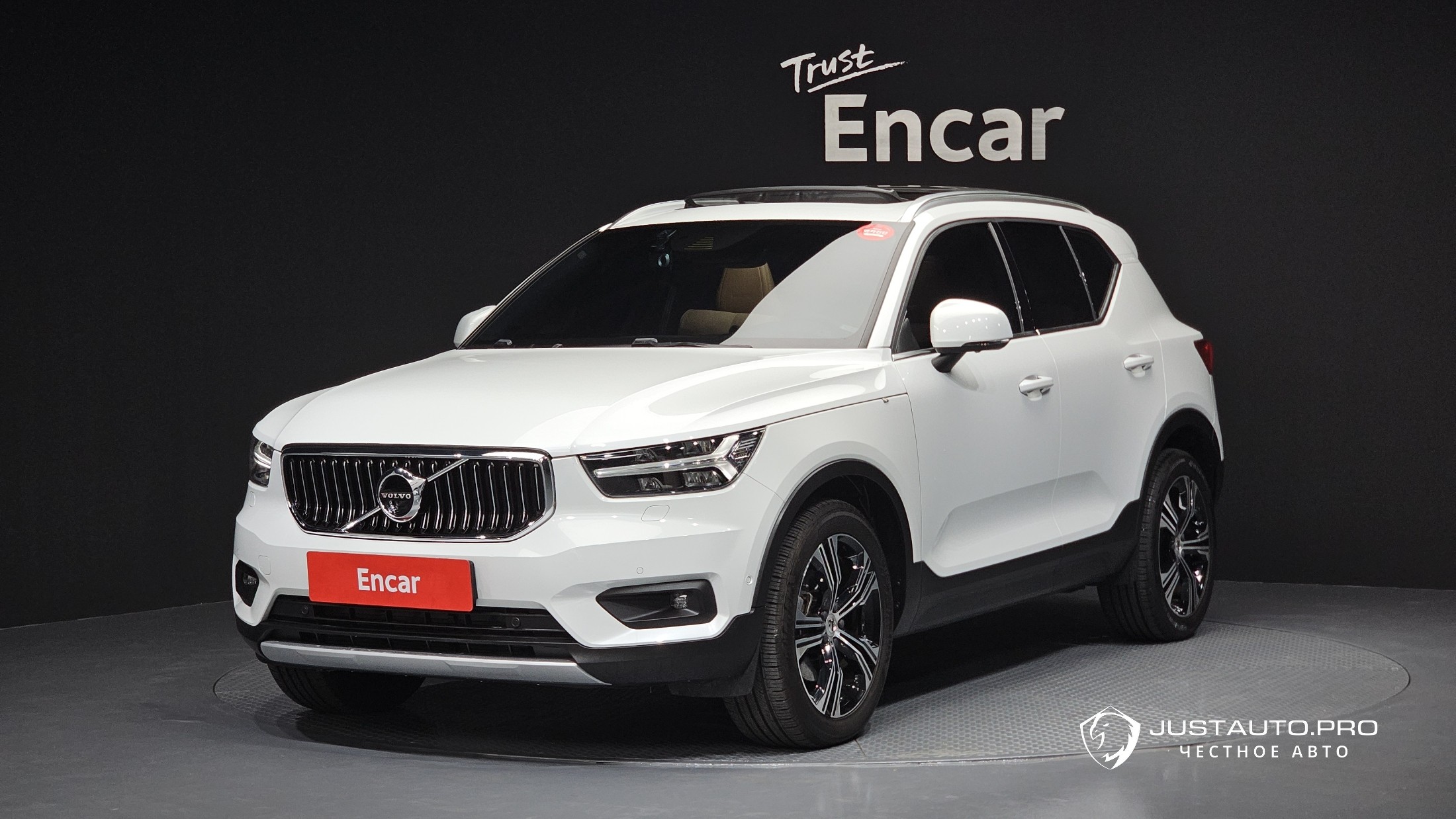 Автомобиль Volvo XC40
