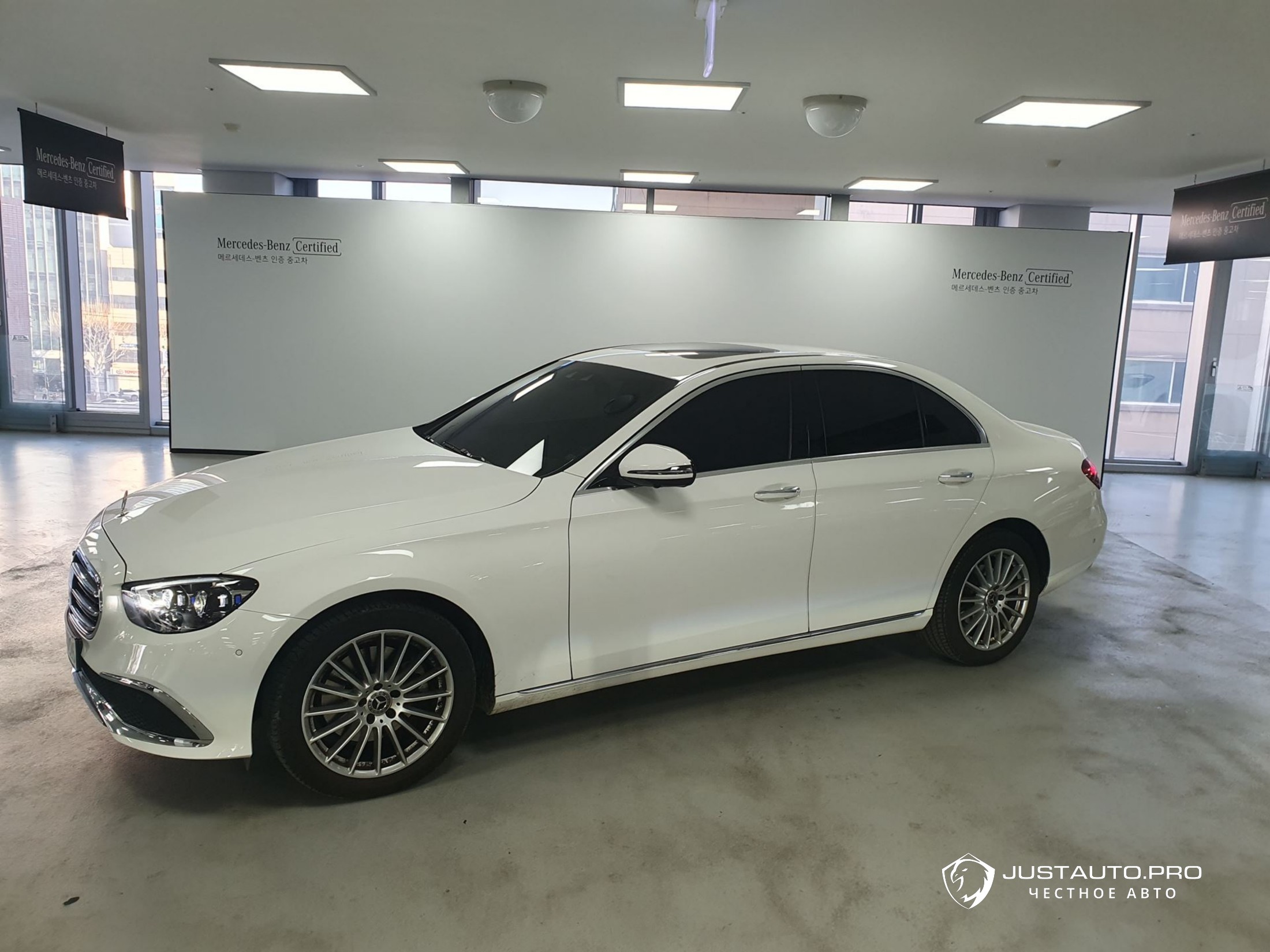 Автомобиль Mercedes-Benz E-Class