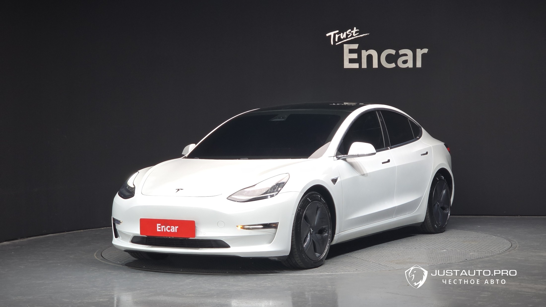 Автомобиль Tesla Model 3