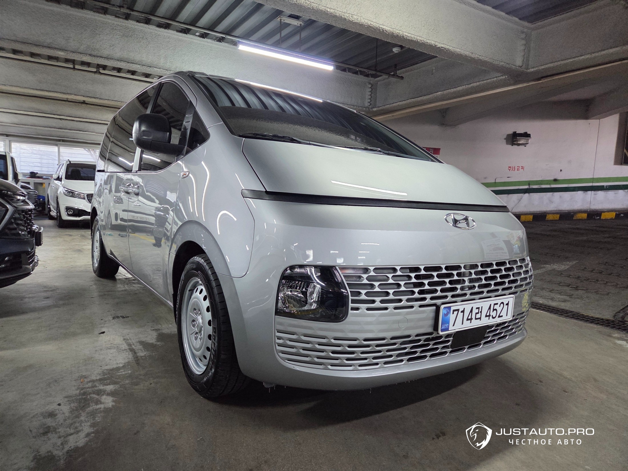 Автомобиль Hyundai Staria