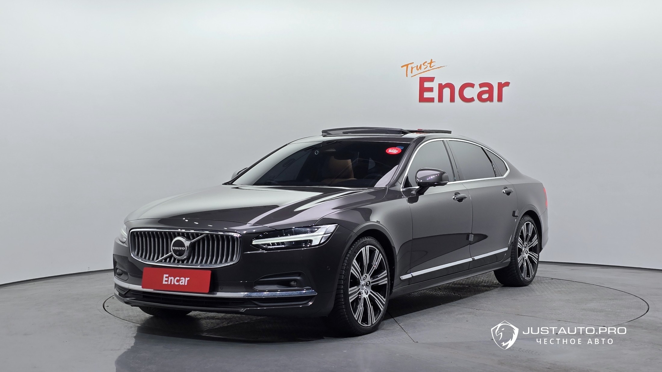 Автомобиль Volvo S90