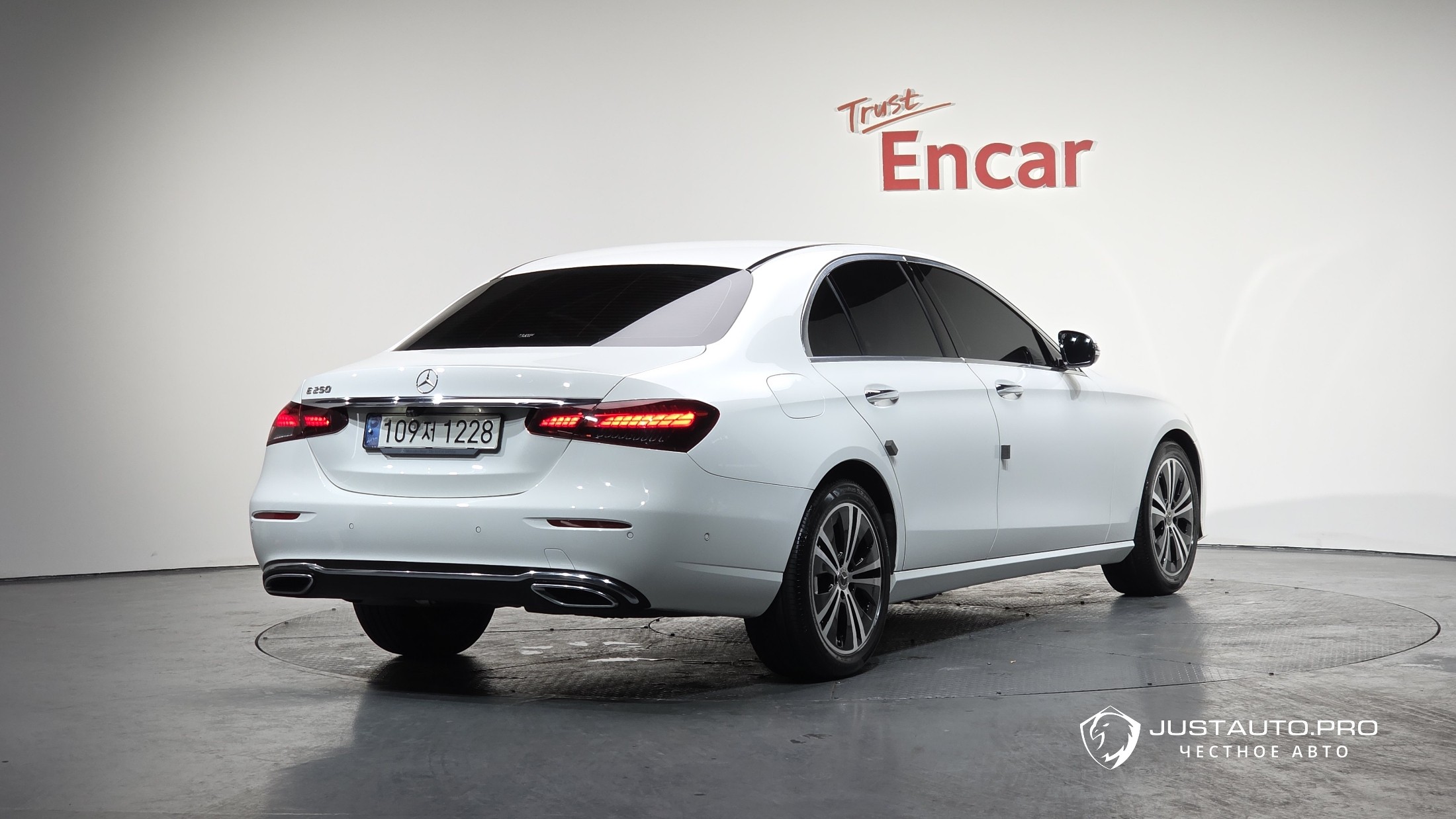 Автомобиль Mercedes-Benz E-Class