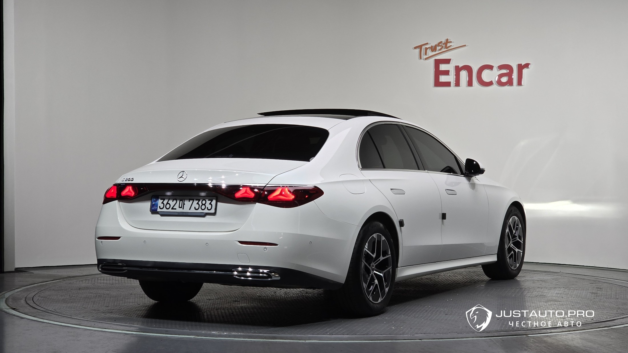 Автомобиль Mercedes-Benz E-Class