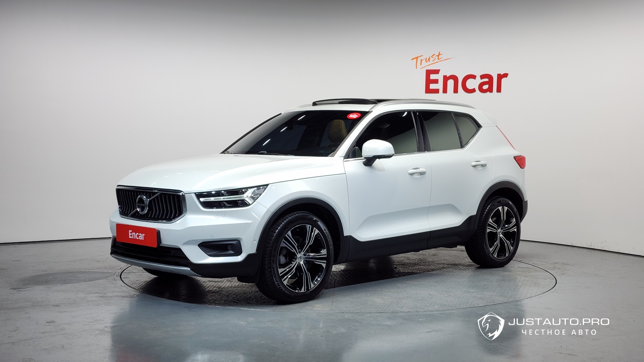 Автомобиль Volvo XC40