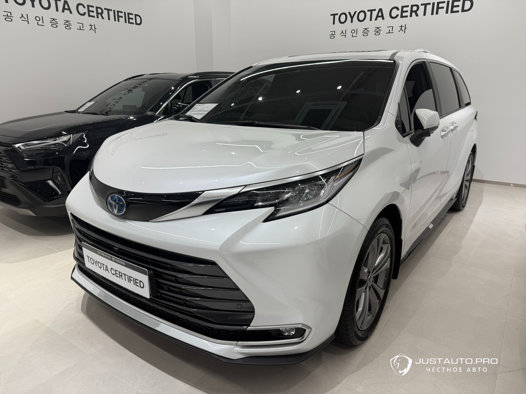 Автомобиль Toyota Sienna