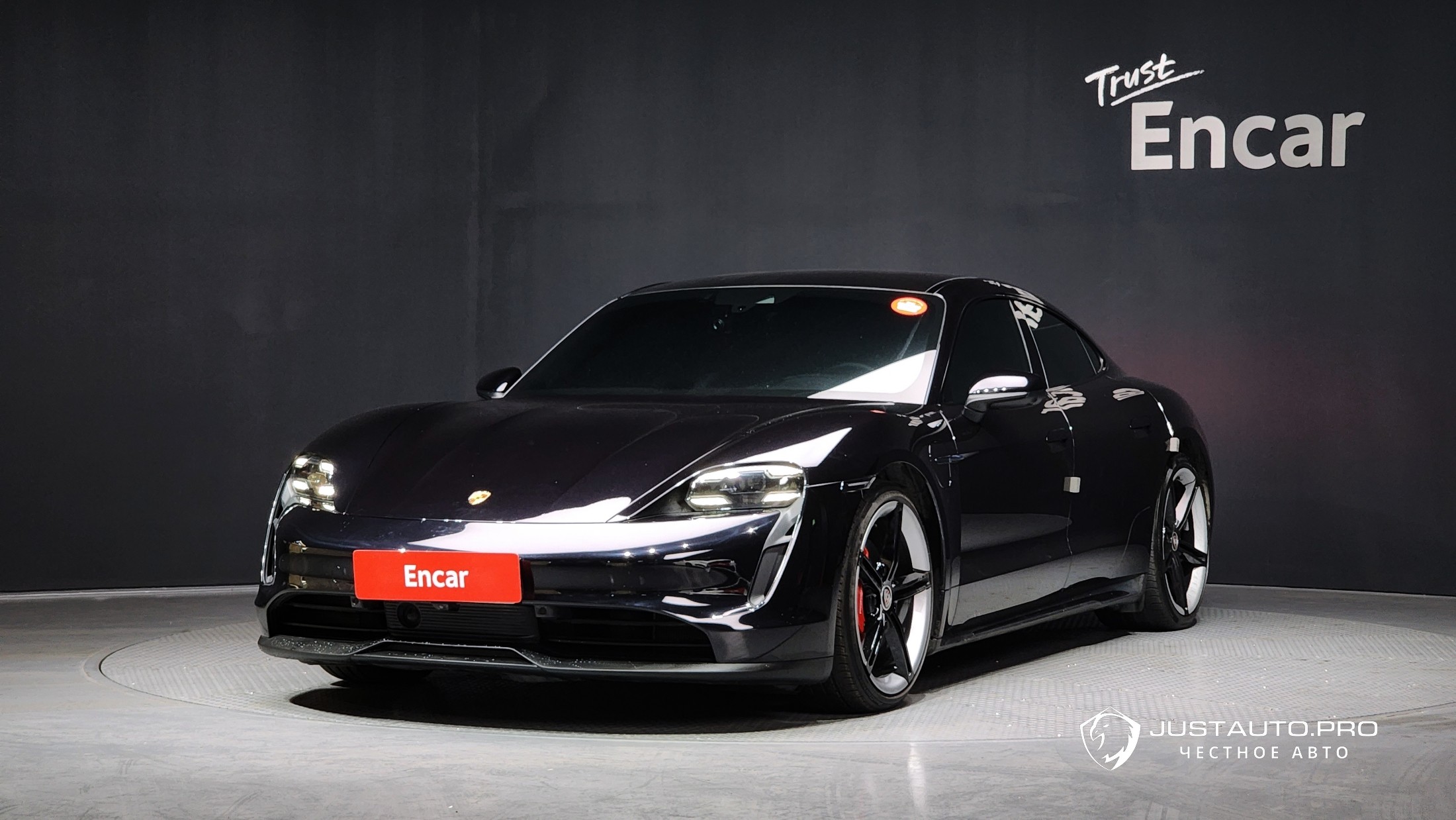 Автомобиль Porsche Taycan