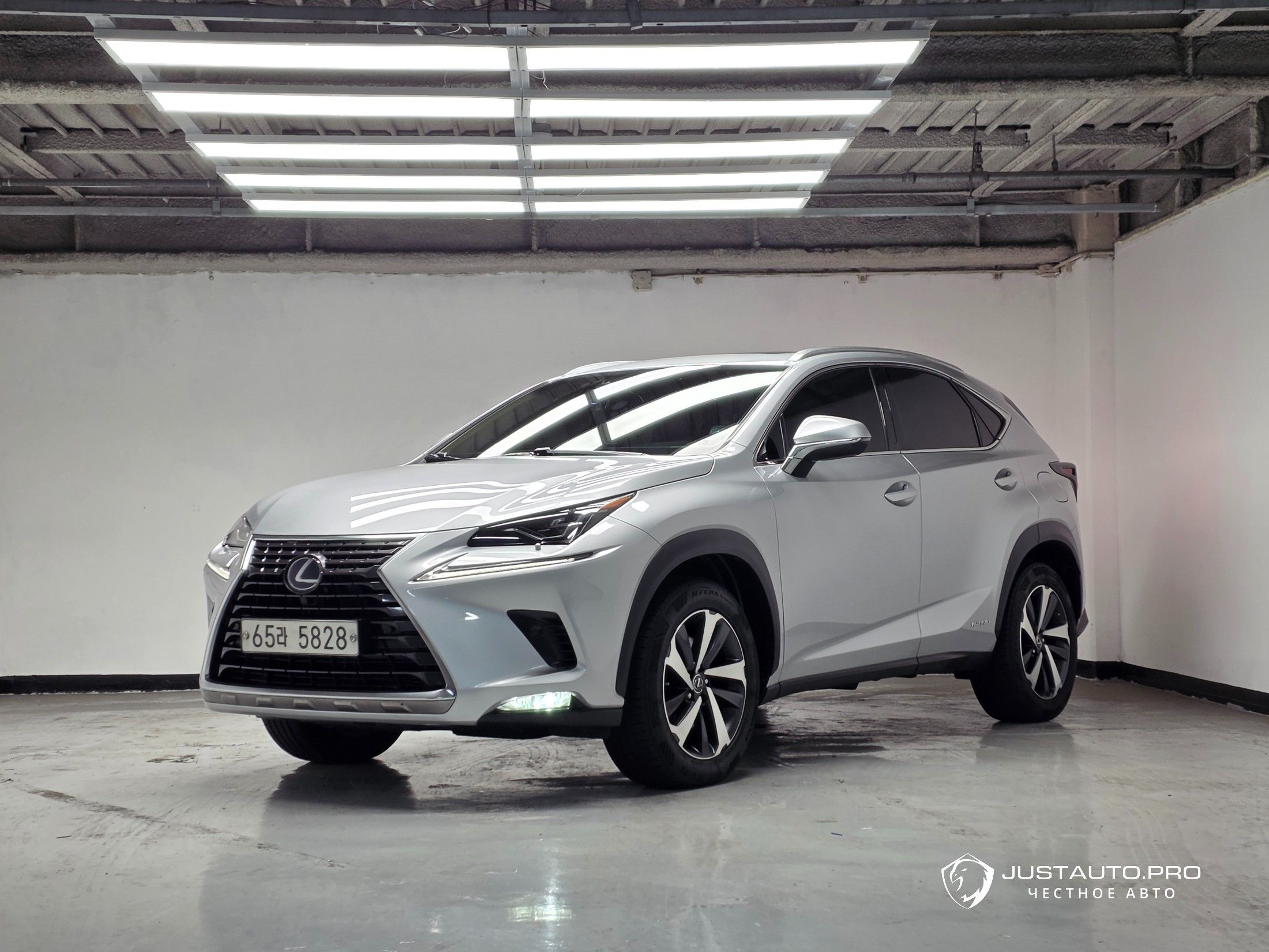 Автомобиль Lexus NX
