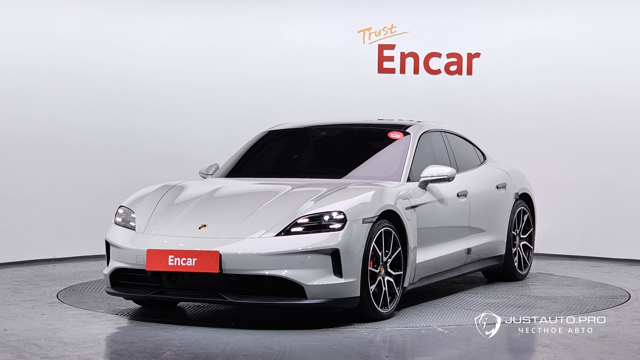 Автомобиль Porsche Taycan