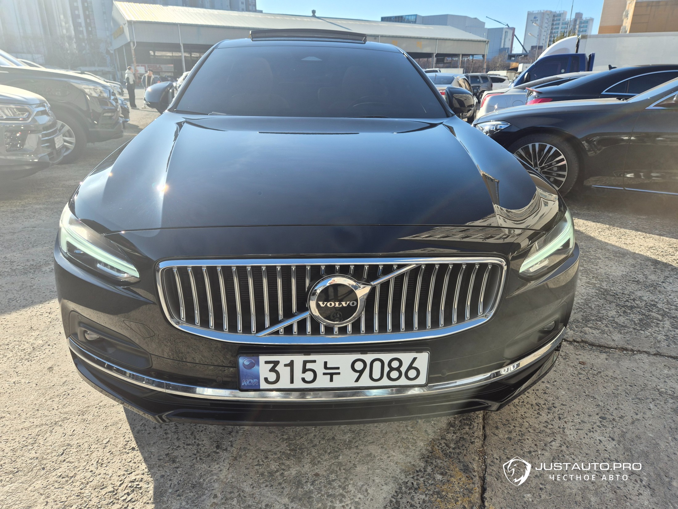 Автомобиль Volvo S90