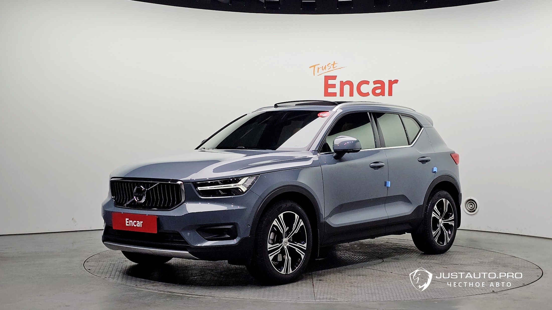 Автомобиль Volvo XC40