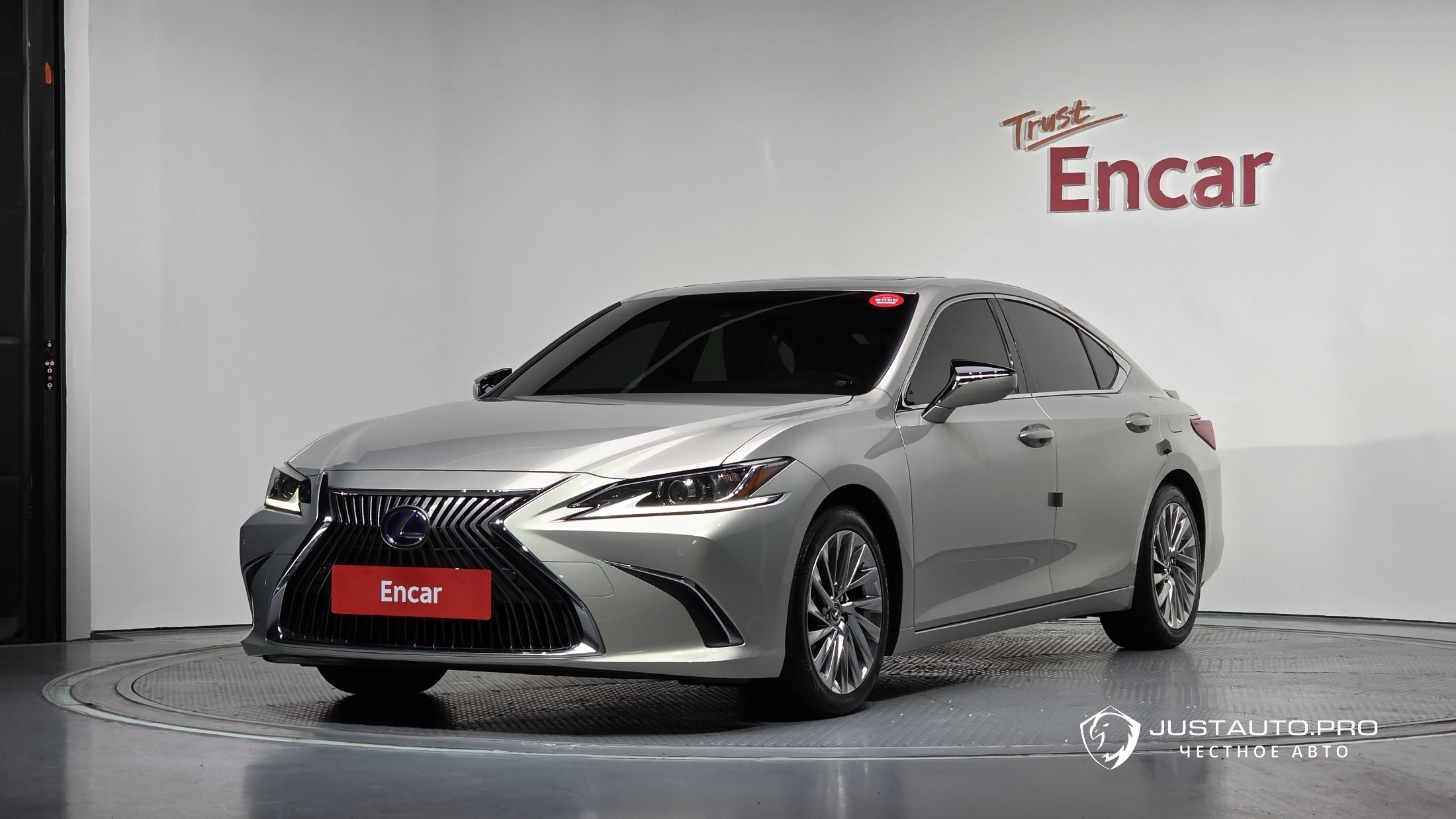 Автомобиль Lexus ES