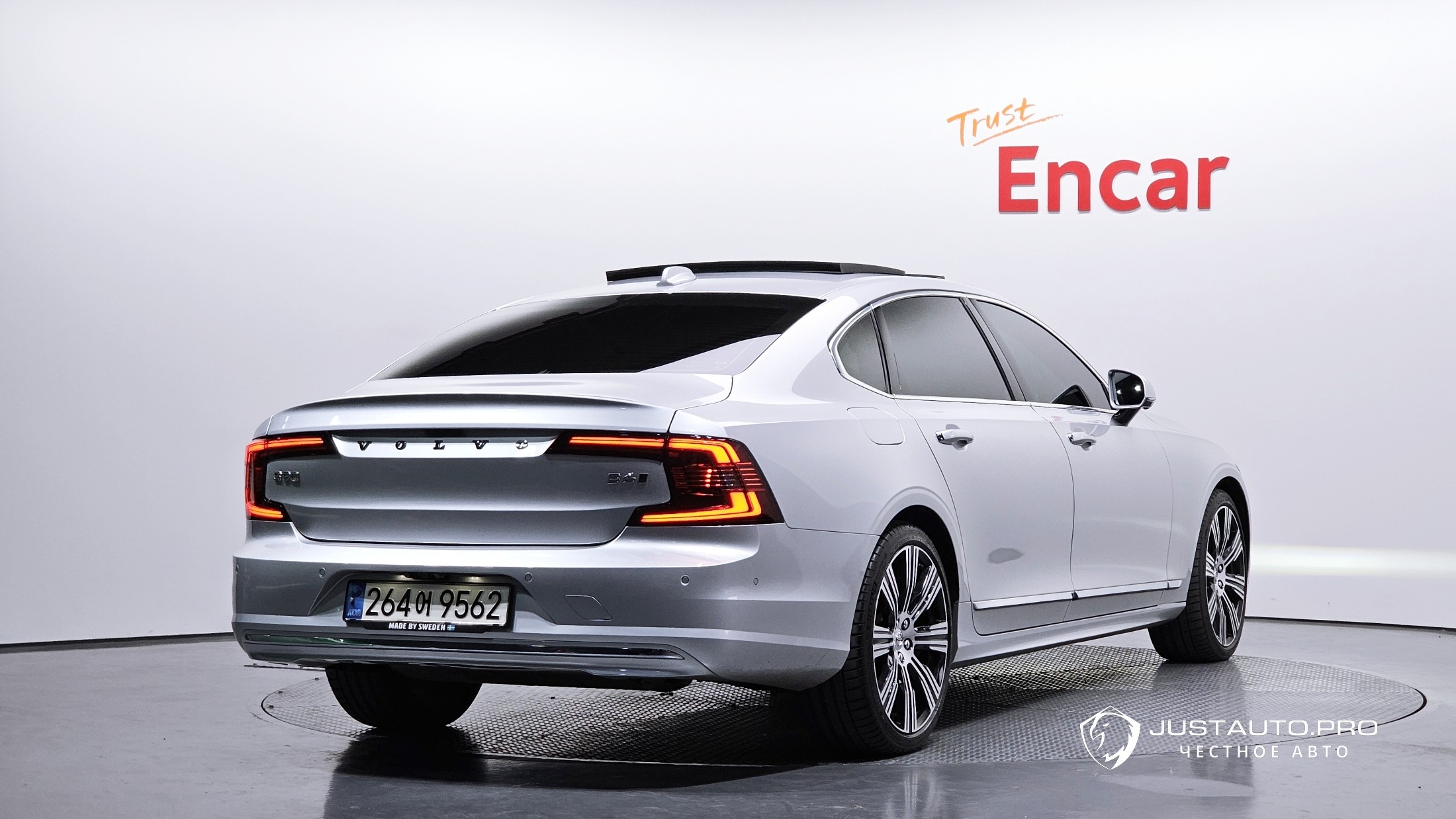 Автомобиль Volvo S90