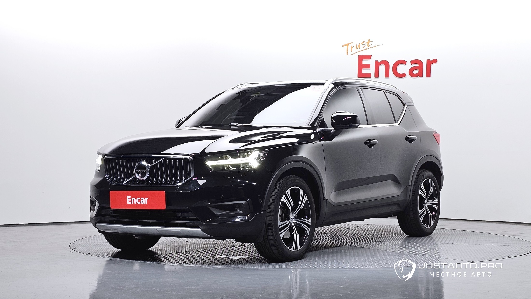 Автомобиль Volvo XC40