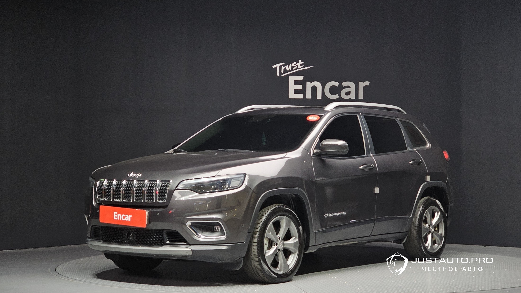 Автомобиль Jeep Cherokee