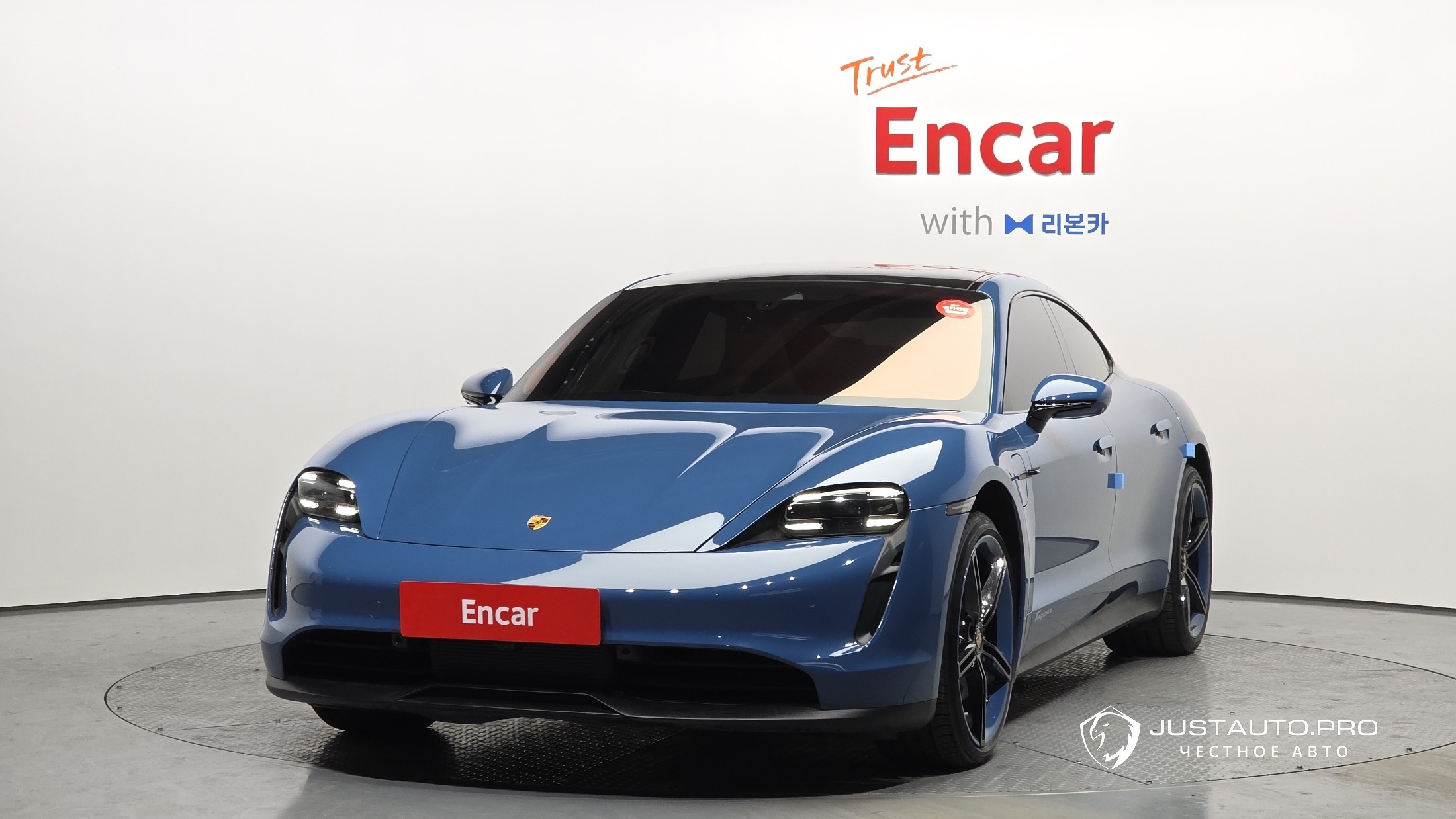 Автомобиль Porsche Taycan