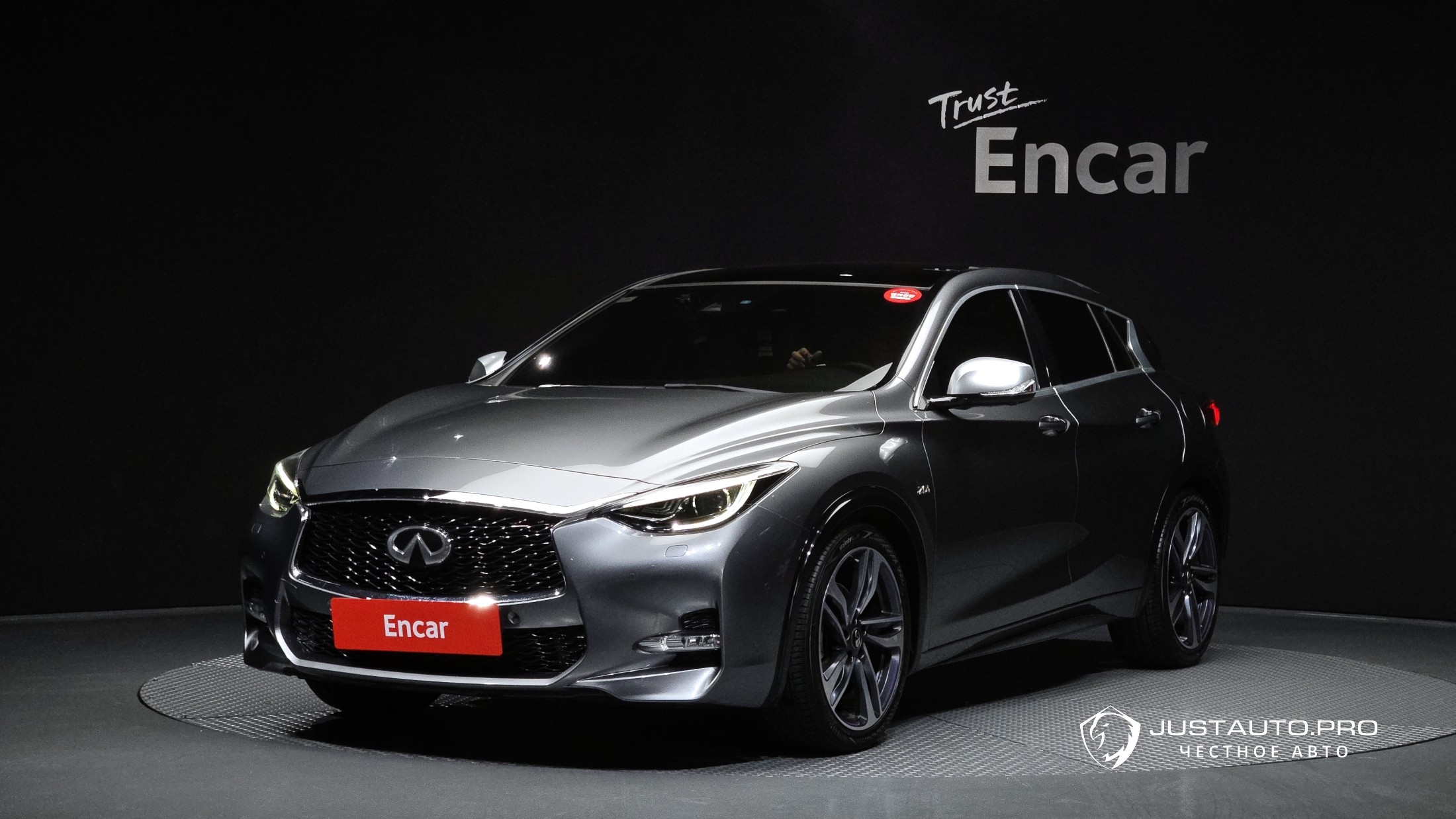 Автомобиль Infiniti Q30