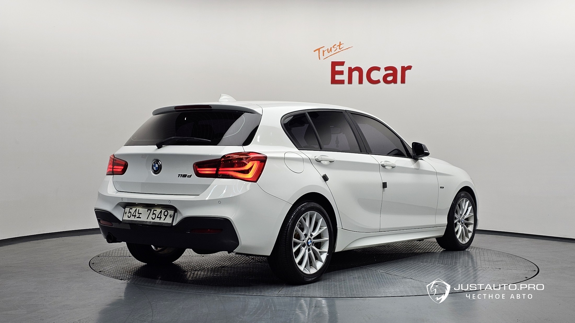 Автомобиль BMW 1-Series