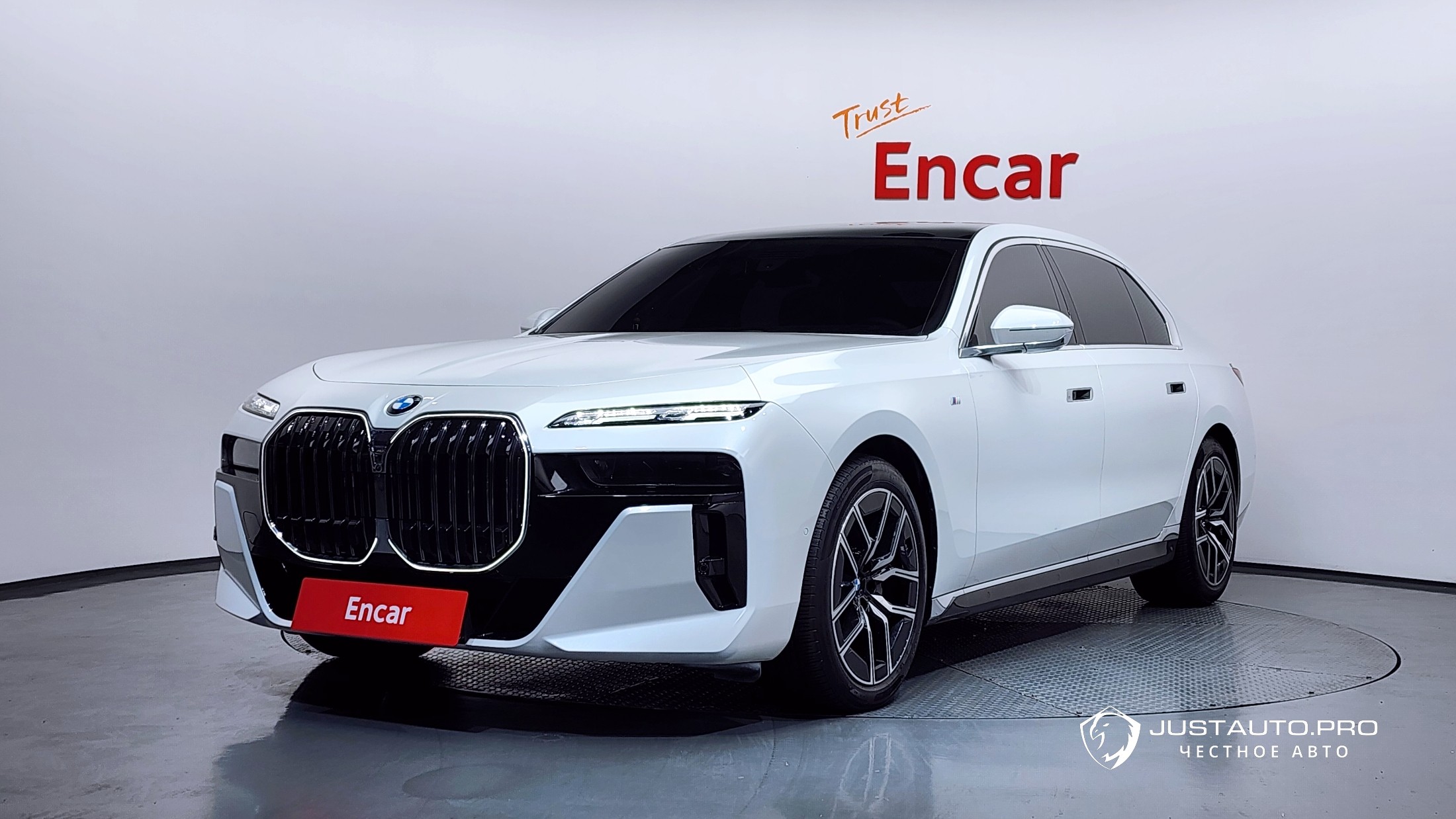 Автомобиль BMW 7-Series