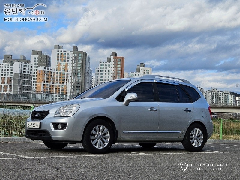 Автомобиль Kia Carens