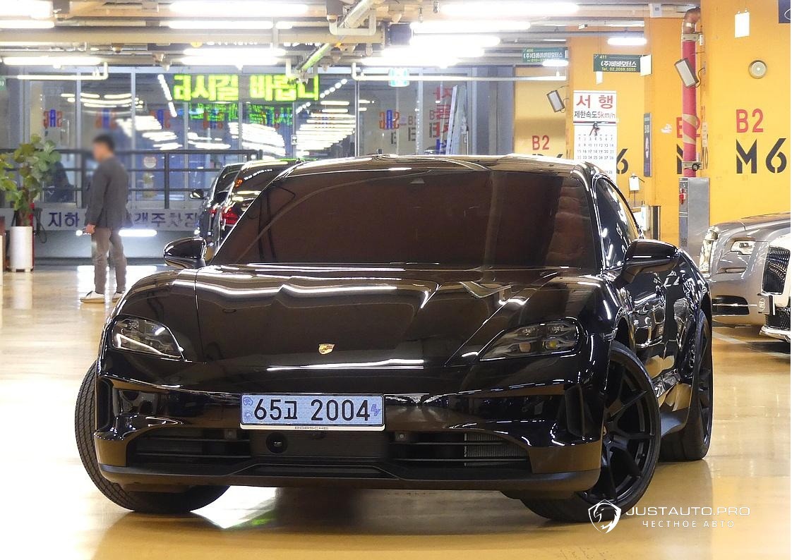 Автомобиль Porsche Taycan