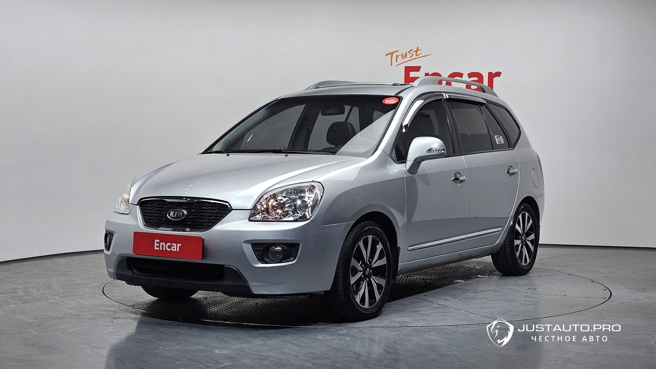 Автомобиль Kia Carens