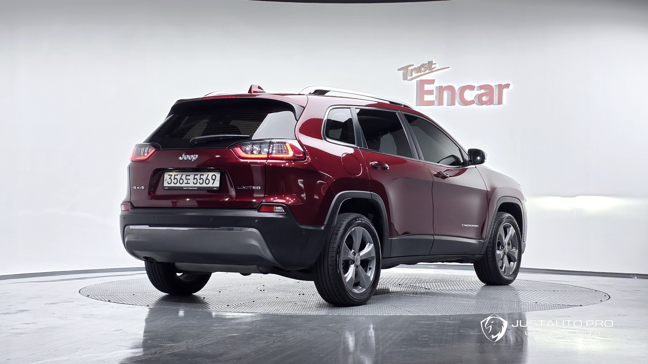 Автомобиль Jeep Cherokee