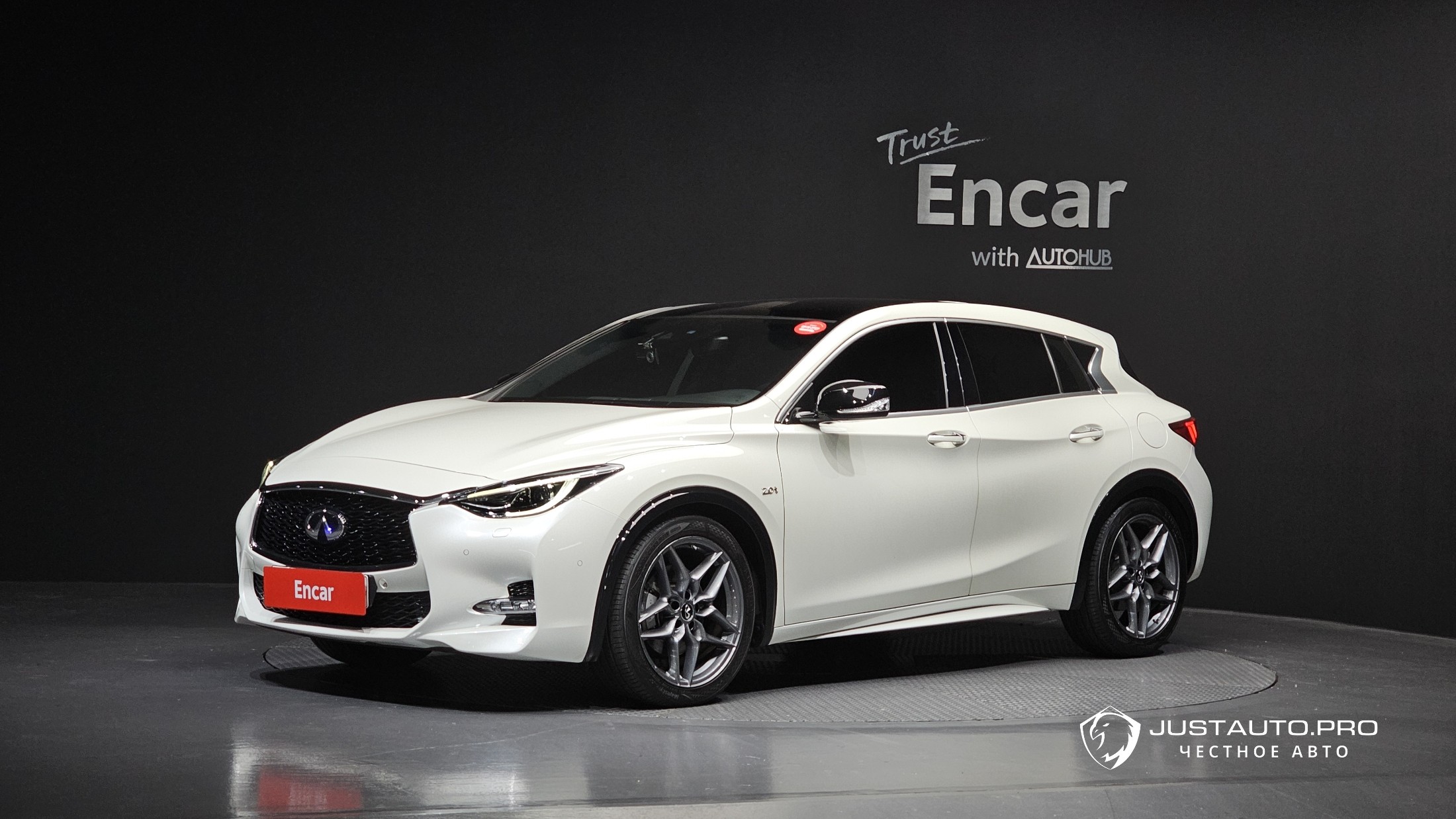 Автомобиль Infiniti Q30